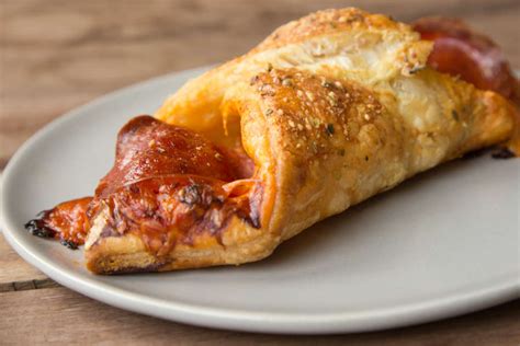 Croissant pizza - Learn how to make these easy and cheesy pepperoni crescent rolls with only four ingredients in 30 minutes. These rolls are perfect for a snack, lunch or a pizza craving.